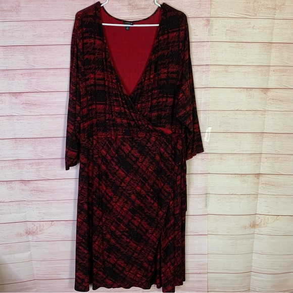 Torrid Red Black Abstract Wrap Dress Size 4 | 4X - Picture 2 of 6